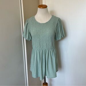 5 FOR $25 SALE 💗 Elegant Green Smocked Women's Top